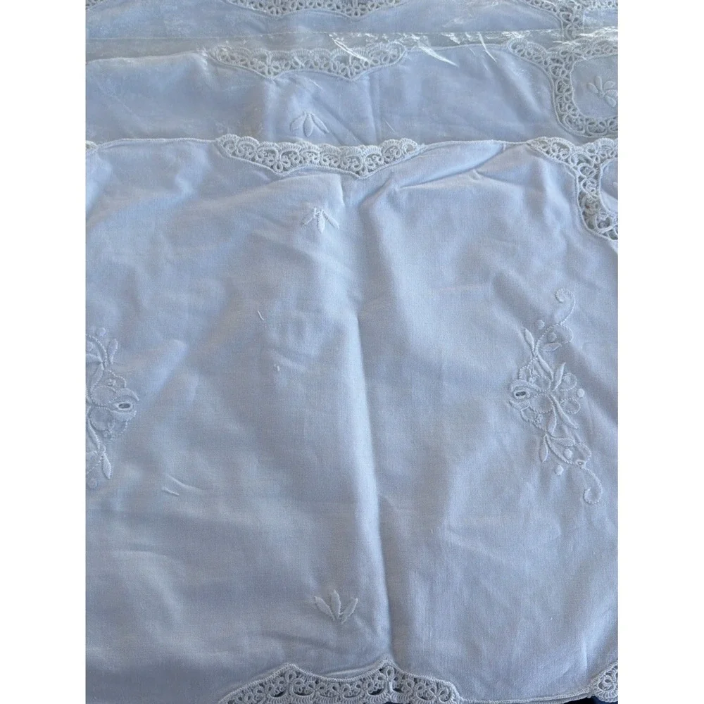 NIP VTG Cotton Embroidered White Battenberg Lace Placemats Scalloped Edges (6)